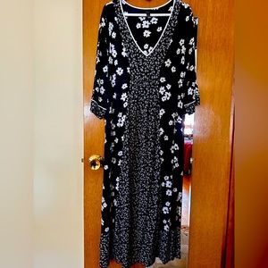 Vera Wang lounging robe. V-neck, 3/4 sleeves. Nave Blue, white. Size L